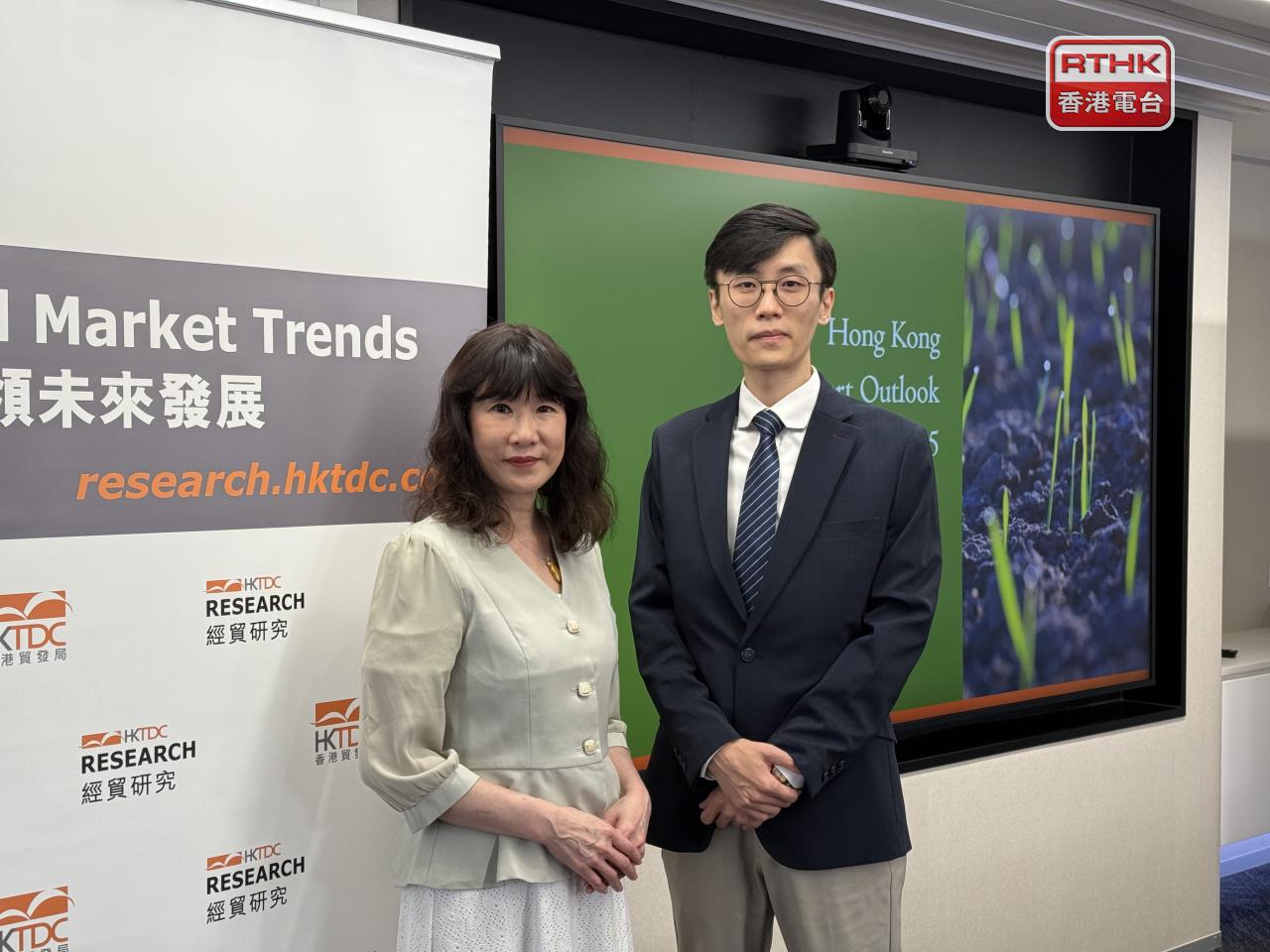 范婉兒（左）稱本港出口增長受提前付運帶動，形容是「鏡中花、水中月、未穩固」。（趙嘉駿攝）