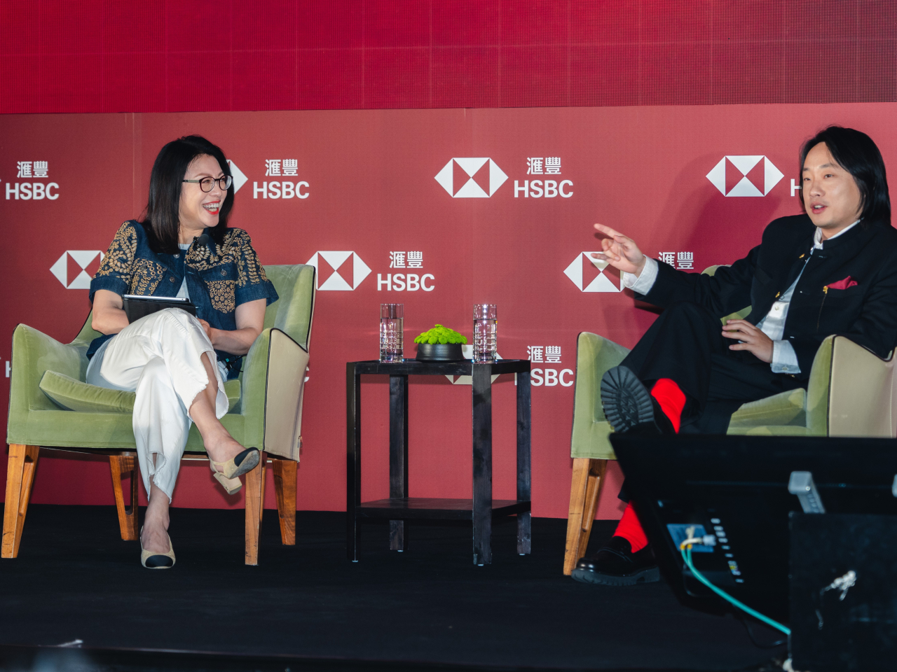 滙豐香港區零售銀行及財富管理業務總經理伍楊玉如（左），下月起將兼任香港區行政總裁。（滙豐圖片）