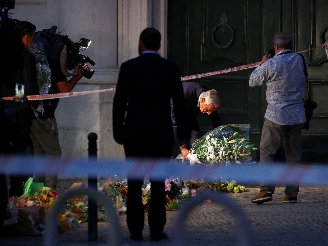 Portugal President Marcelo Rebelo de Sousa leaves flowers at the site of the derailment and crash of the Gloria funicular railway car. Photo: Reuters