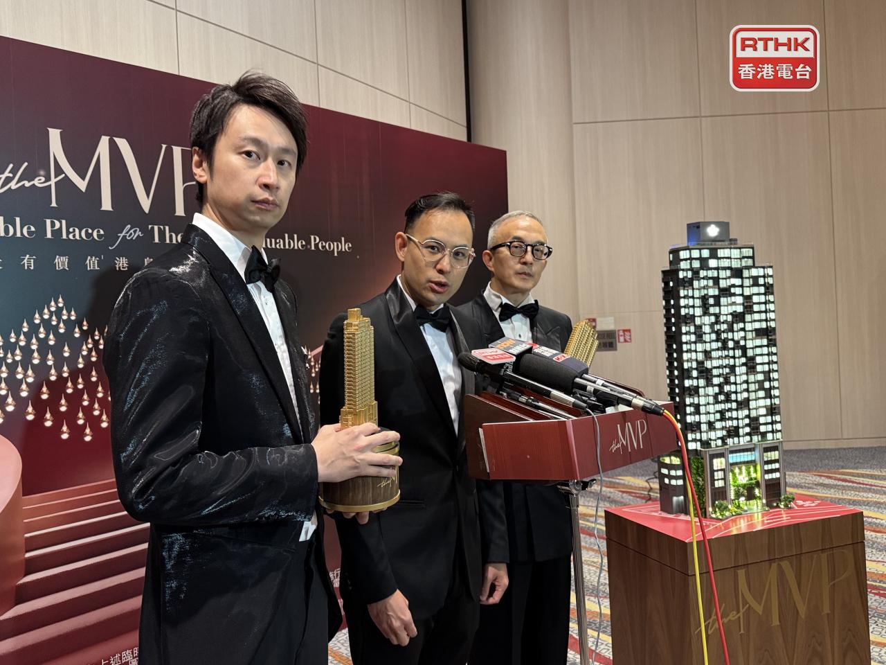 楊政龍（中）表示，集團一直與銀行展開友善對話，強調一切順利進行，但未有透露重組計劃的協商詳情。（趙嘉駿攝）