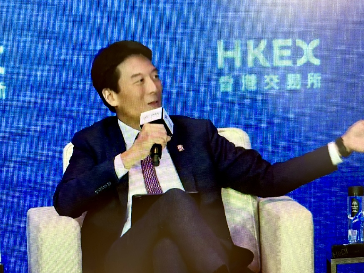 余學勤表示，未來會研究擴大交易所買賣基金（ETF）互聯互通標的等，提升港股流動性和競爭力。（網上會議截圖）