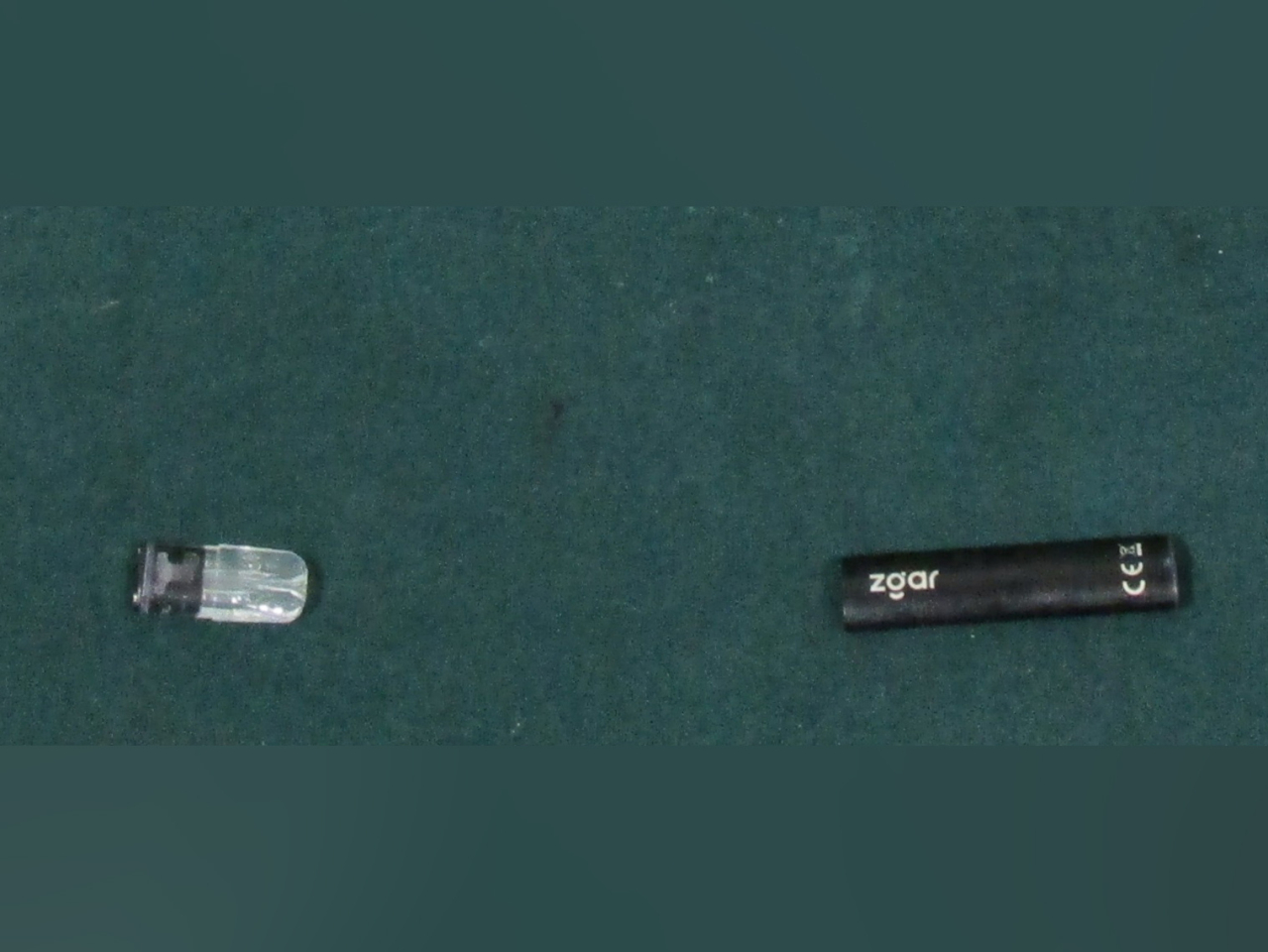 一名女子準備出境香港時，被海關檢獲懷疑依托咪酯煙彈。（政府新聞處）