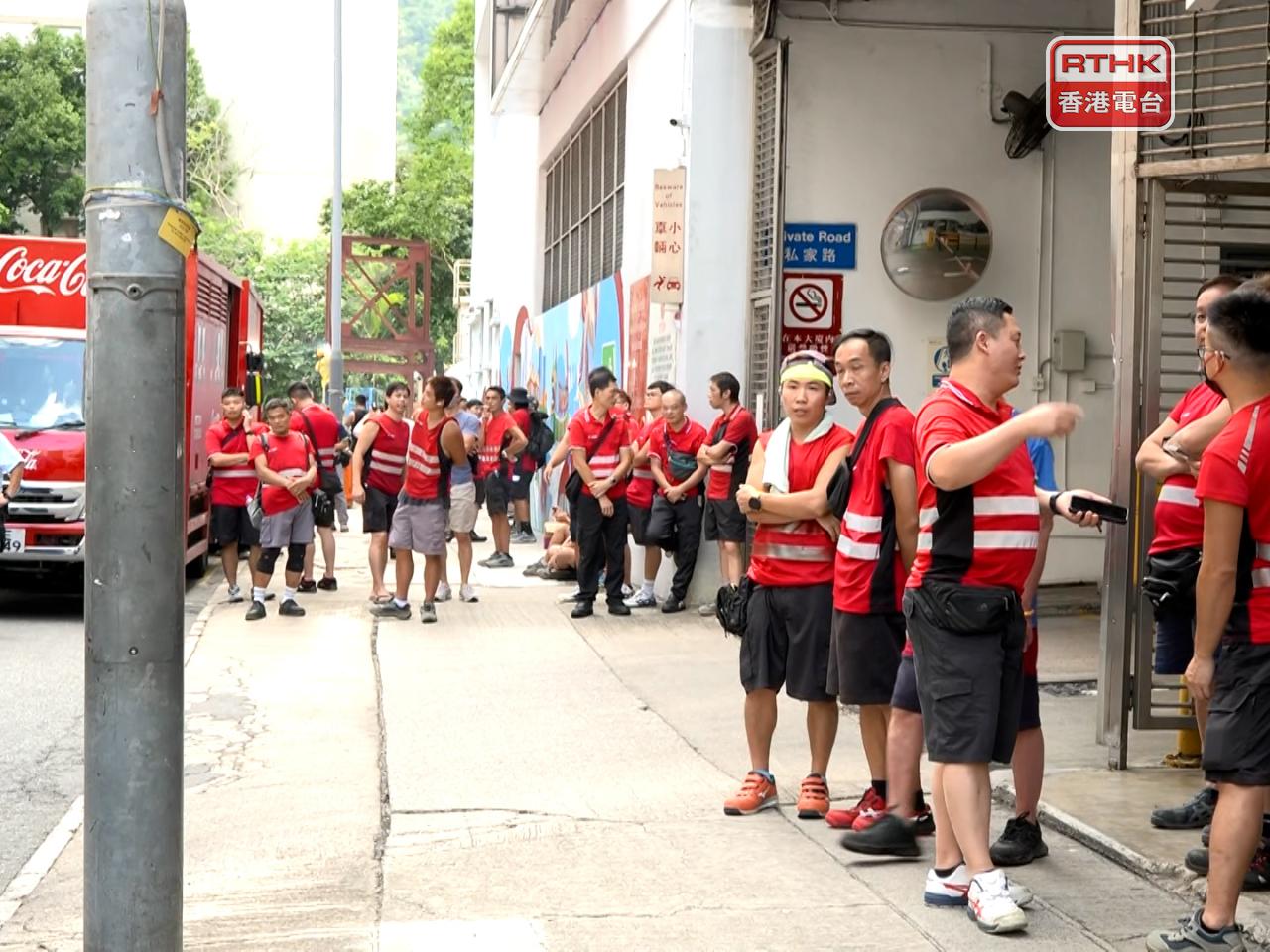 太古飲料香港職工總會在沙田太古汽水廠外，發起罷工抗議，質疑公司因為員工的工會理事身份作出解僱。（廖漢榮攝）