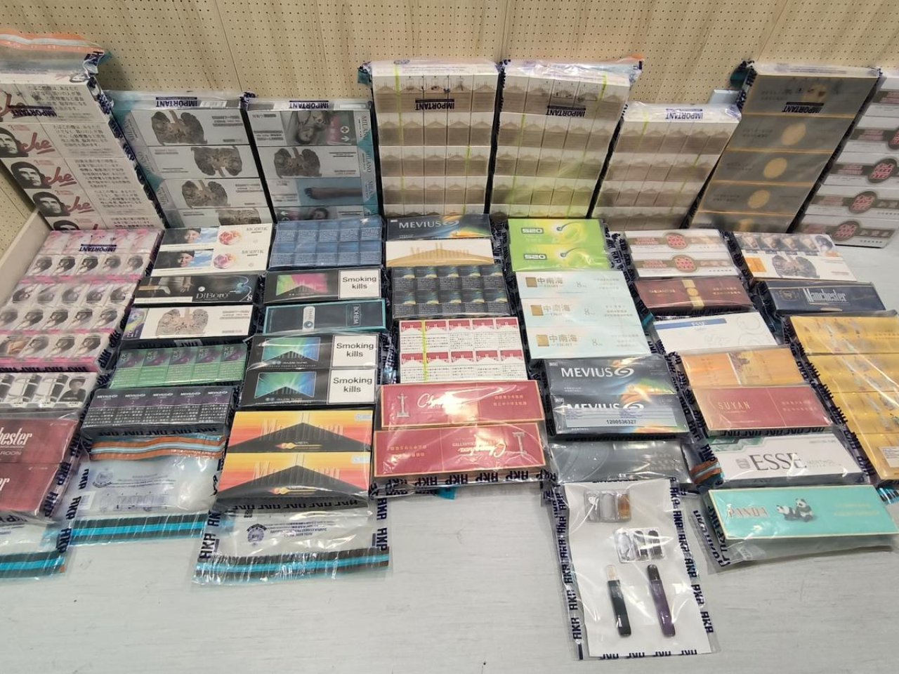 行動中警方檢獲約18400支香煙。（警方圖片）