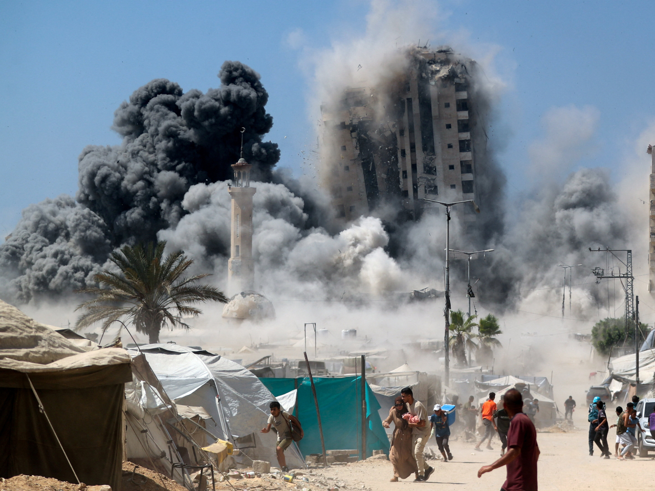 Palestinians flee amid an Israeli strike on a building in Gaza City. Photo: Reuters