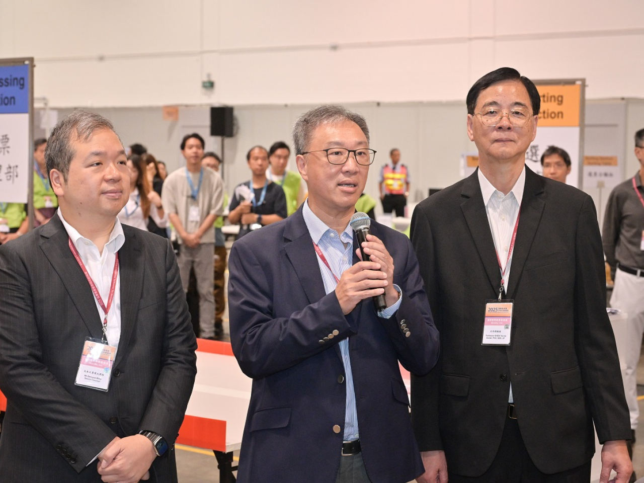 陸啟康（中）說，工作人員正進行最後準備和演練。（政府新聞處）