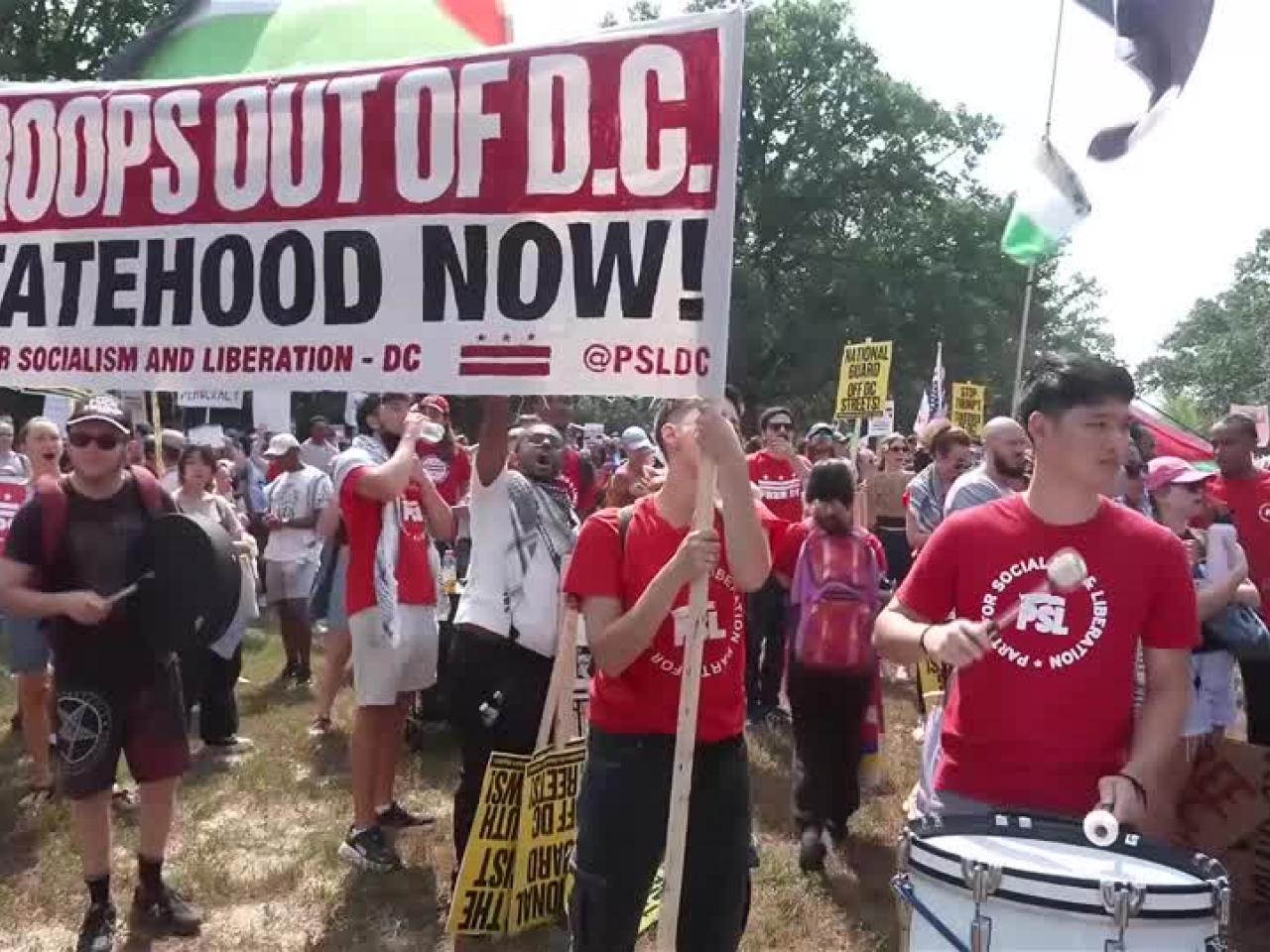 華盛頓有數千人示威，抗議總統特朗普政府在當地部署國民警衛隊。(路透社)