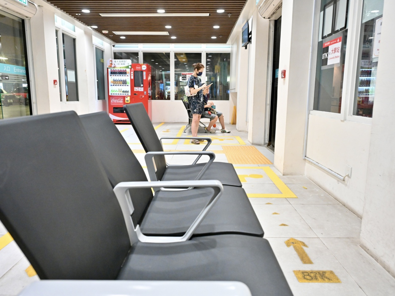 候車室設有冷氣、座椅，更有飲品自動販賣機及手機充電設施等。（政府新聞網）