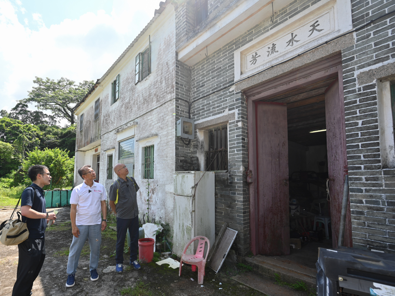 陳茂波到訪抗戰遺址西貢「天水流芳」大屋。（陳茂波網誌圖片）