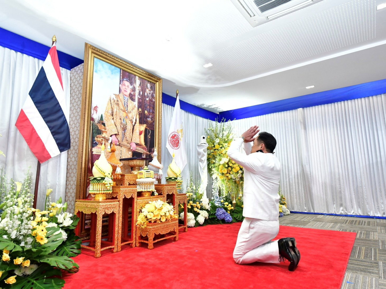 Thailand's Prime Minister Anutin Charnvirakul kneels in front of a portrait of Thai King Maha Vajiralongkorn during a royal endorsement ceremony. Photo: Reuters