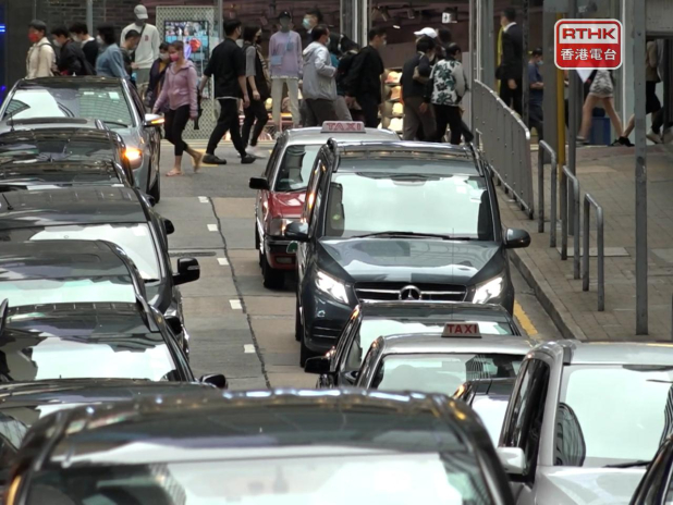 政府就規管網約車提出立法框架，運輸及物流局局長陳美寶表示，網約車平台日後有盡職審查責任，監管旗下的人與車須領有合法牌照，當局亦會「保底」，強化打擊「白牌車」的條款。