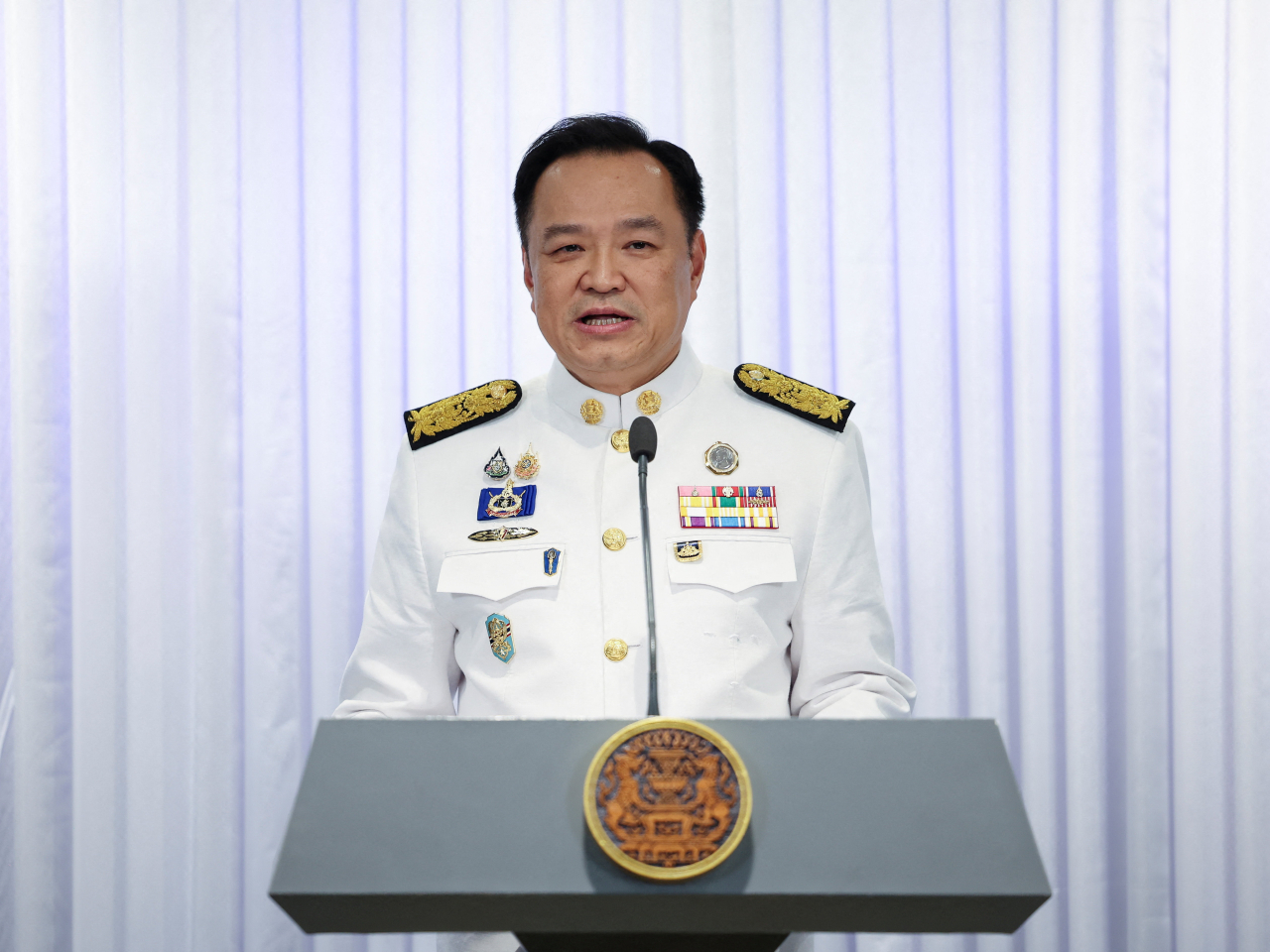 阿努廷在自豪泰黨總部接受任命後，以總理身份發表講話。(路透社)