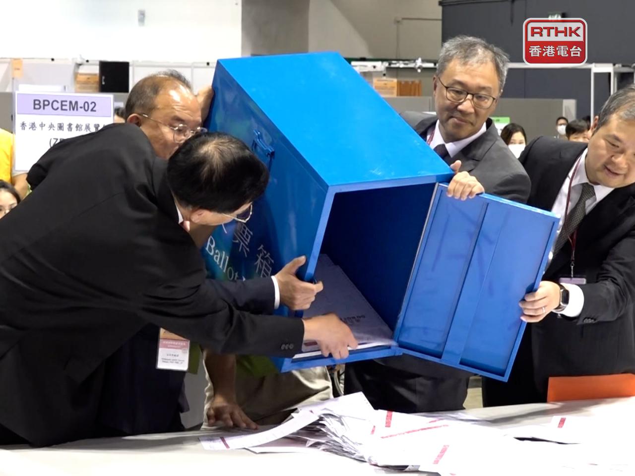 選舉管理委員會主席陸啟康（右二）等人倒出票箱中的選票。（林紹鋒攝）