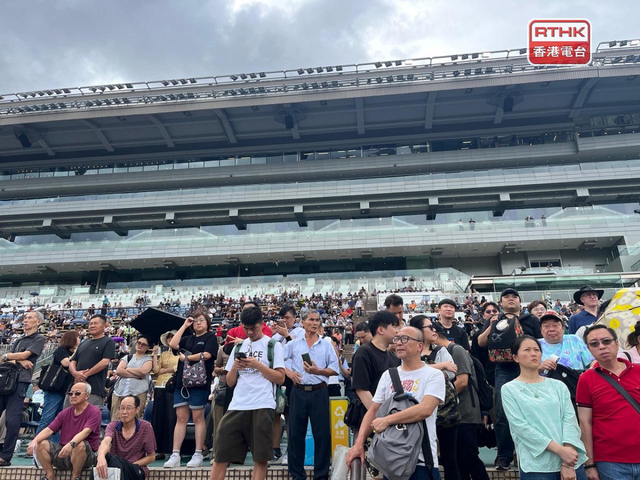 馬會表示，吸引大批馬迷及旅客進場，感受香港世界級賽馬帶來的體育及娛樂體驗。（鄧鈞尤攝）