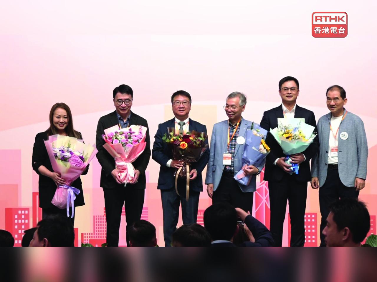科技創新界6名候選人一起上台聽選舉結果。（左起）李煥明、張梓昌、涂文偉、林漢明、黃建恒、楊夢甦。（林紹鋒攝）