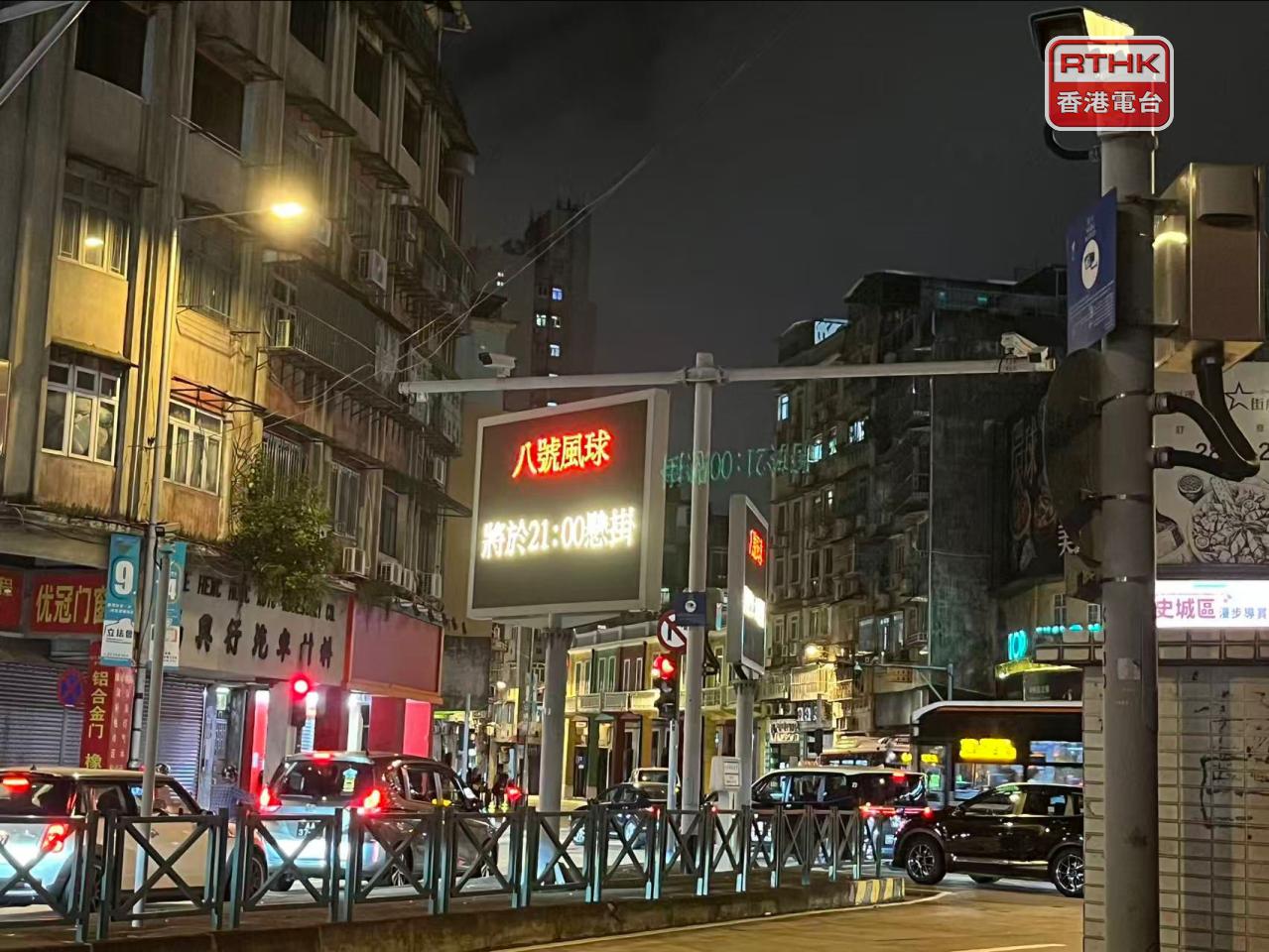 澳門在晚上改掛八號風球後，仍有不少車輛趕在回家路上。（鄭月明攝）