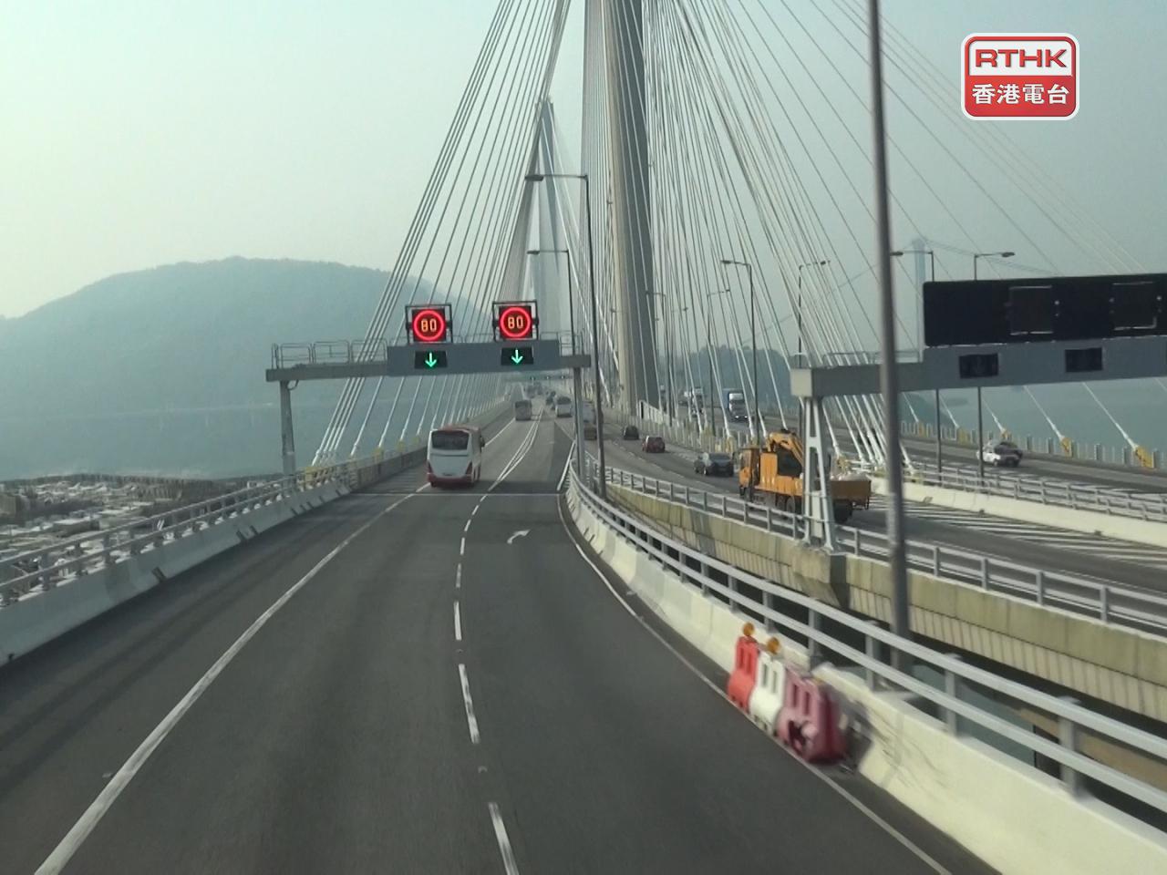 由於強風關係，青嶼幹線的車速限制降至每小時50公里。（港台圖片）