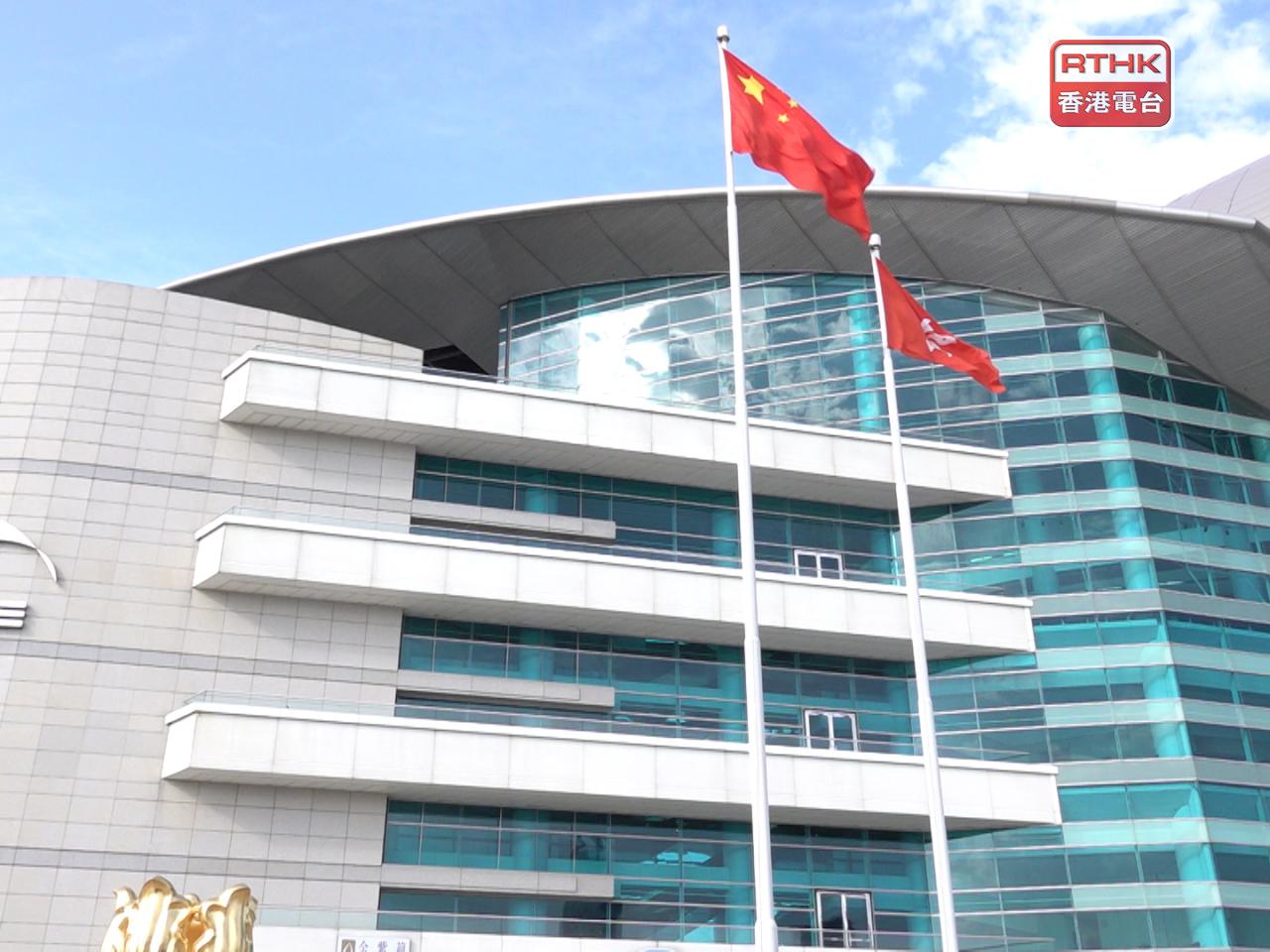 原定上午8時於灣仔金紫荊廣場舉行的升旗儀式將告取消。（港台圖片）