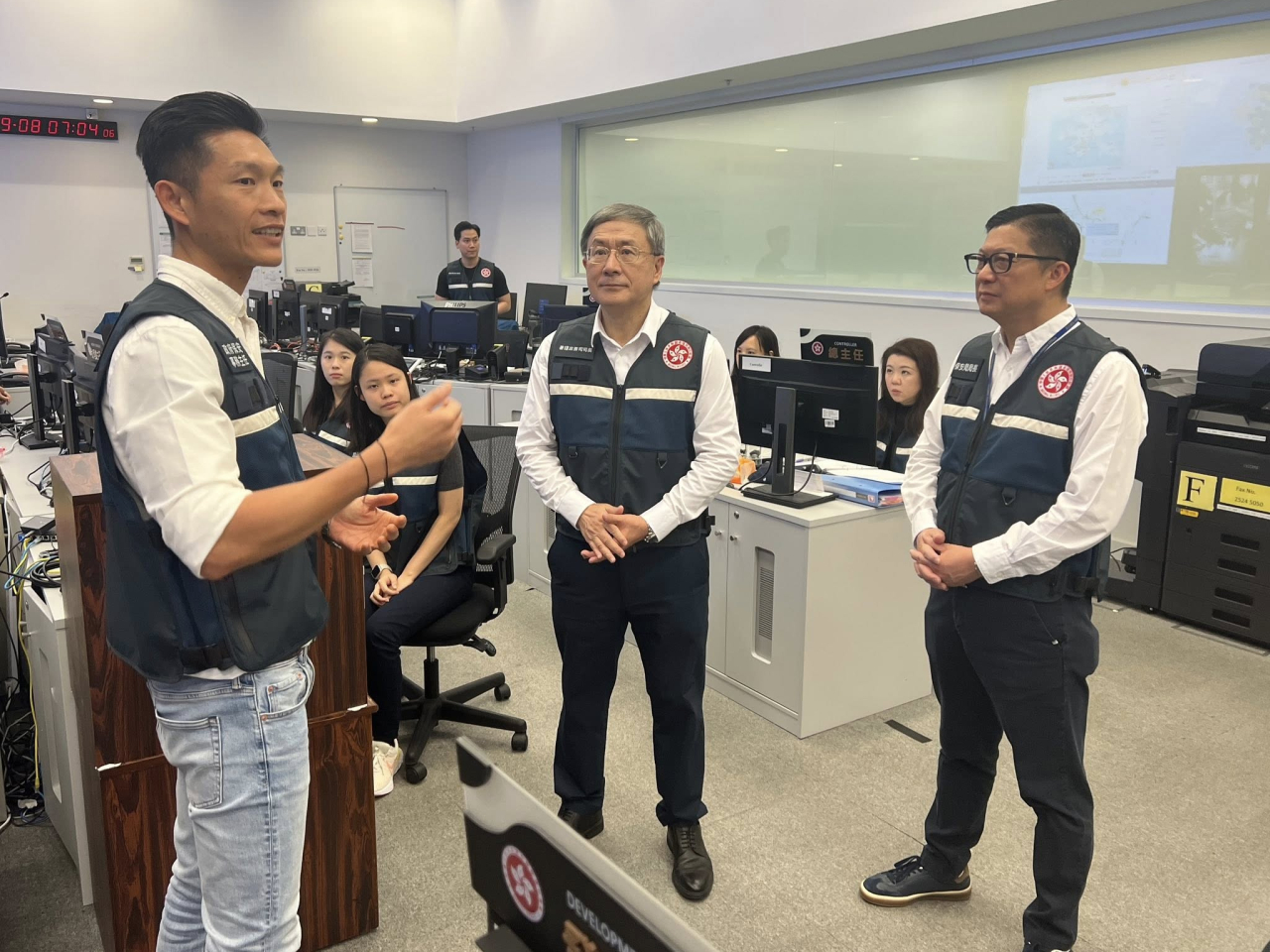 政府保安事務主任向卓永興及鄧炳強講述中心運作情況。（卓永興社交平台）