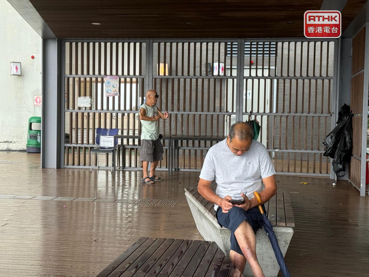 有長者如上外出晨運，留在有瓦遮頭地方。（盧紫菁攝）.