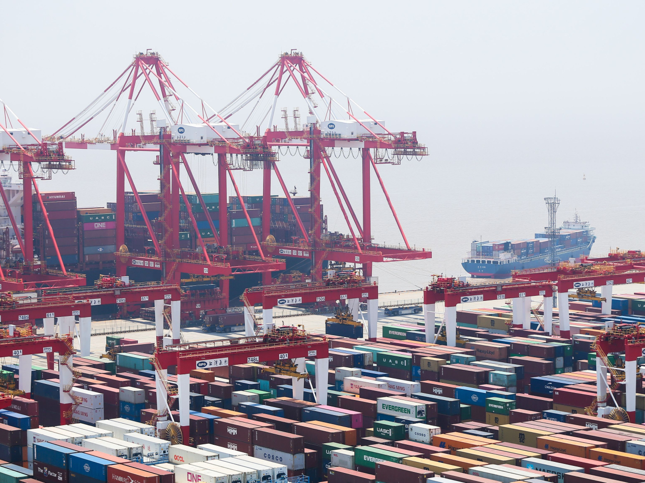 內地8月以美元計價出口按年增長4.4%，進口按年升1.3%，兩者都較7月放慢2.8個百分點，同樣低於市場預期。（新華社資料圖片）