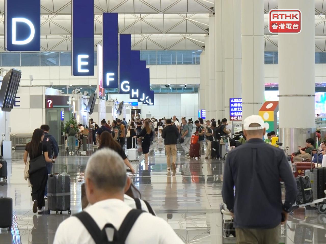 機管局表示，今日可處理800班航班，有約100班會取消。（鍾家銘攝）