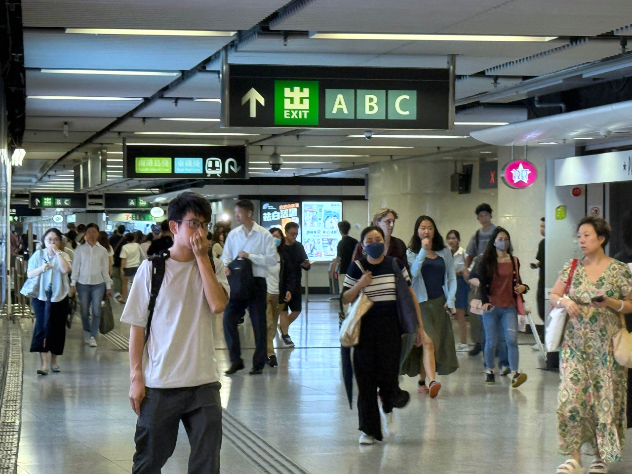 在港鐵金鐘站，中午過後開始出現返工人潮。（盧紫菁攝）