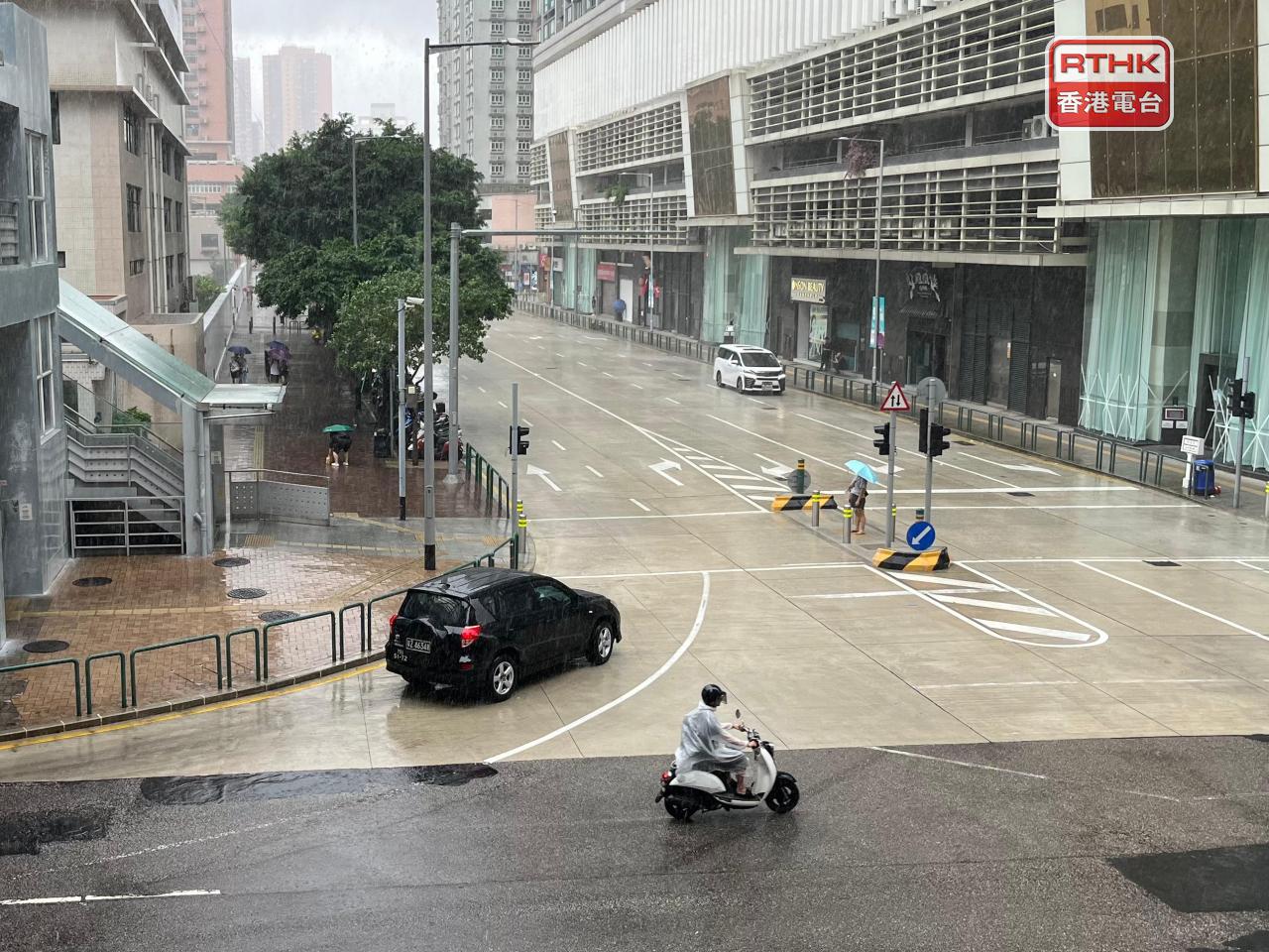 澳門在下午3時改掛三號風球，市面在中午後陸續有市民出行。(鄭月明攝)