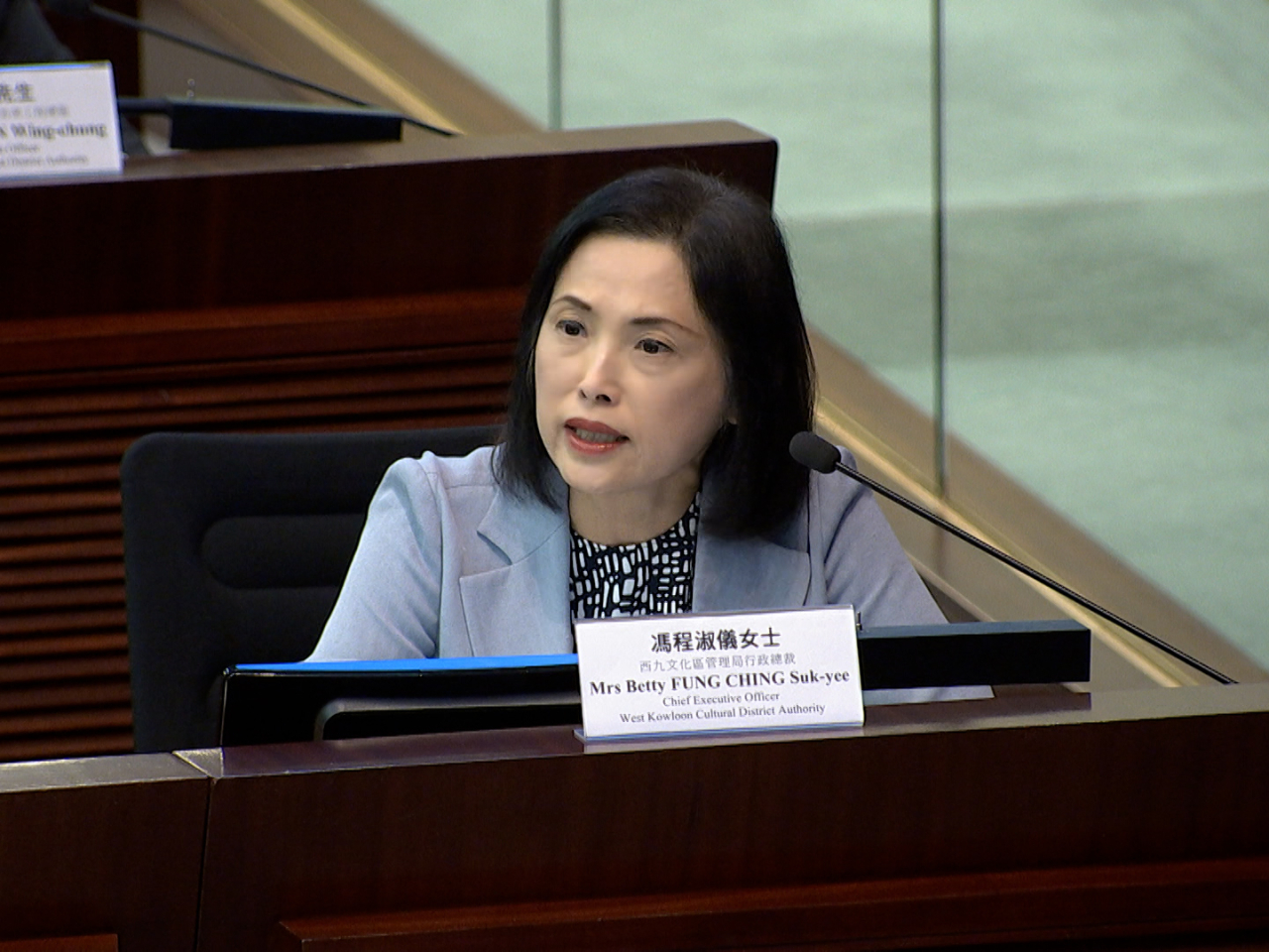馮程淑儀相信隨著2026/27年度藝術廣場大樓項目落成，有助帶來較穩定收入。