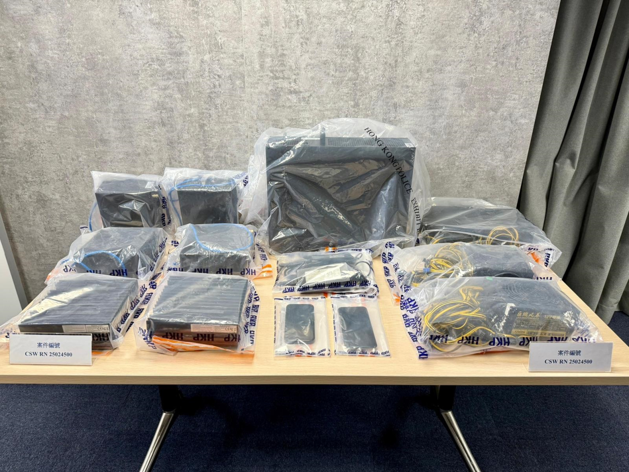 警方展示涉案電腦及相關設備。（警方提供）