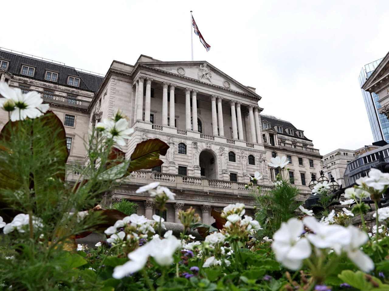 滙豐及德銀推遲英倫銀行減息預測，滙豐預料央行在明年4月之前都會按兵不動。（路透社資料圖片）