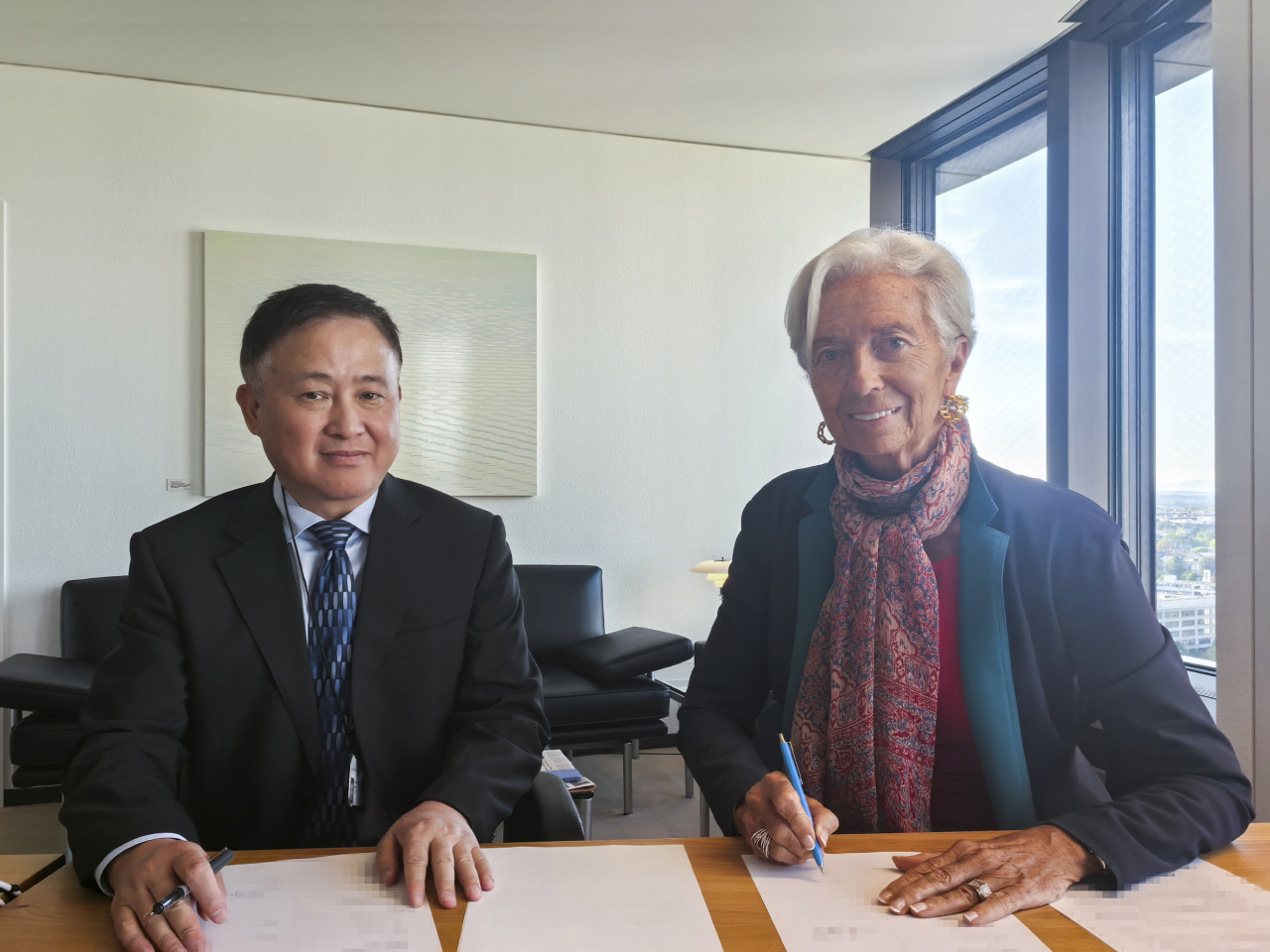 人行行長潘功勝與歐洲央行總裁拉加德，續簽雙邊本幣互換協議。（人行圖片）