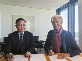 人行行長潘功勝與歐洲央行總裁拉加德，續簽雙邊本幣互換協議。（人行圖片）