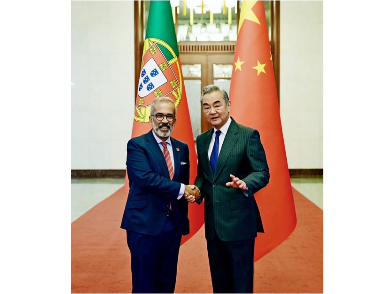 王毅在北京與葡萄牙國務部長兼外長蘭熱爾會面。（外交部網站圖片）