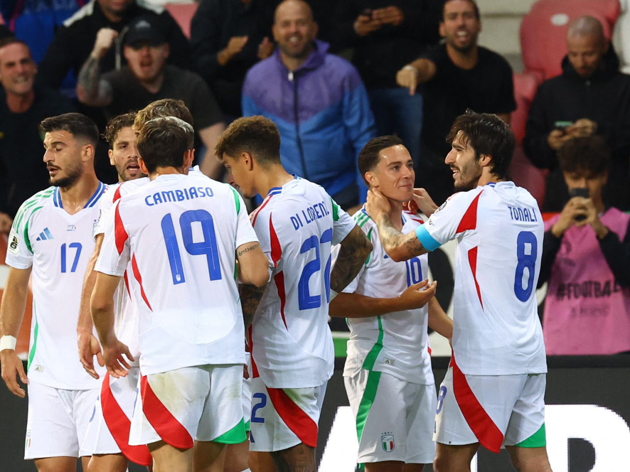 A late strike in stoppage time by Tonali, right, capped off a thrilling contest between Italy and Israel. Photo: Reuters