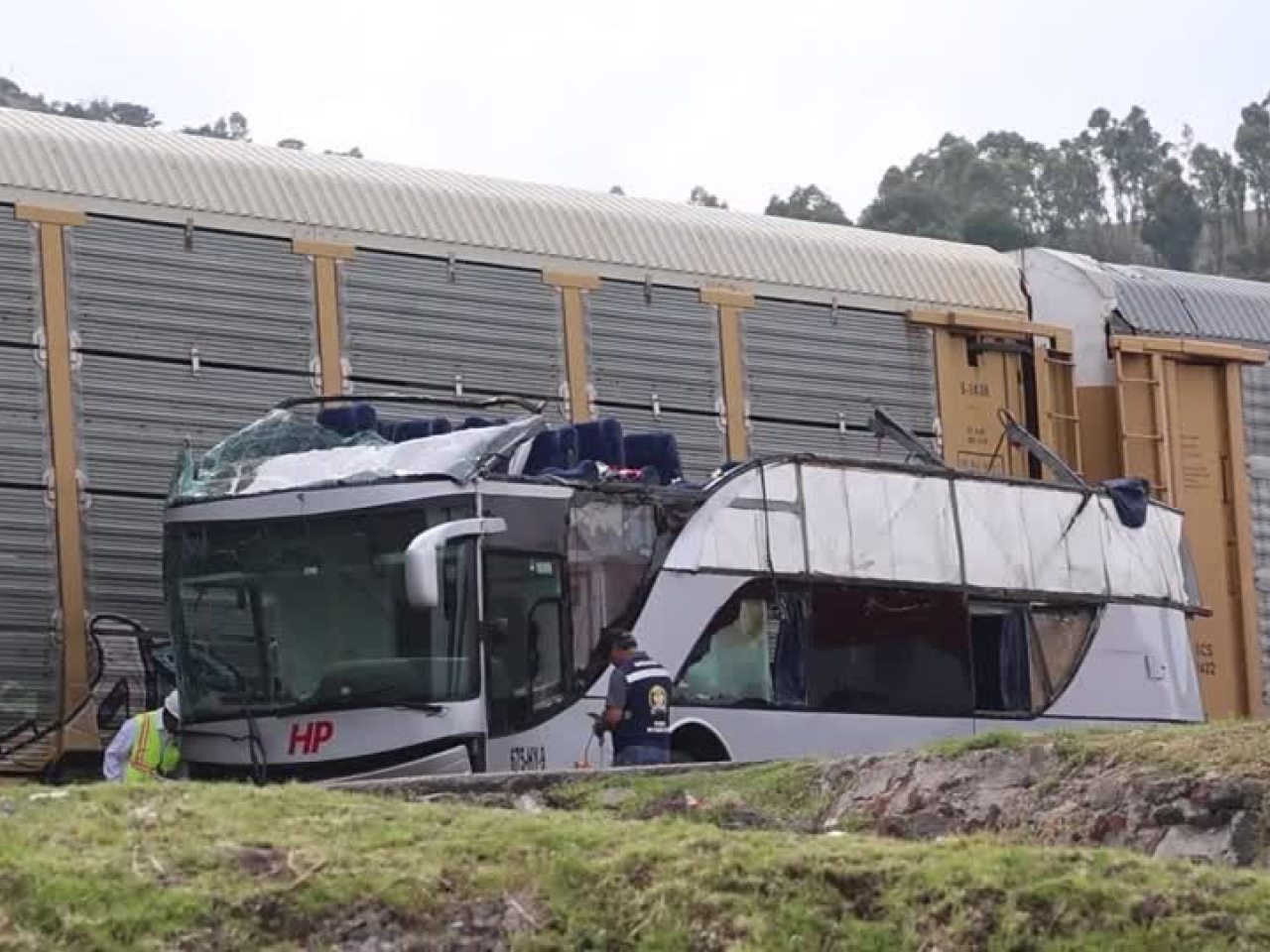 墨西哥火車與雙層巴士相撞造成10死逾60人傷。（路透社）