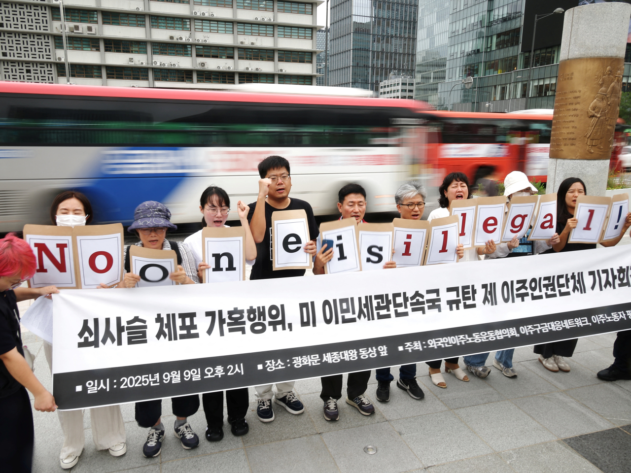 在首爾，有團體到美國駐南韓大使館前，抗議美國當局拘留南韓公民。（路透社）
