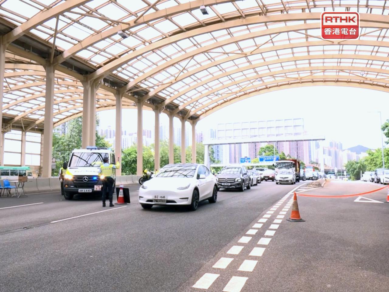 東九龍交通部採取行動，打擊非法改裝或殘缺車輛，即場票控違例司機。（鍾家銘攝）