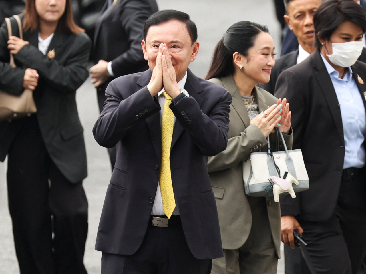 他信早上在女兒陪同下前往法庭。（路透社）