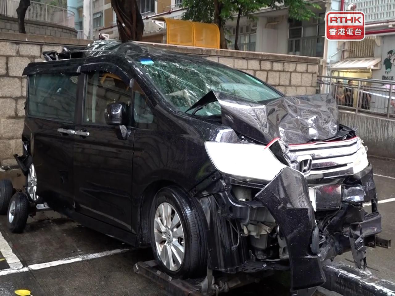 涉事私家車的車頭損毀嚴重。（施華駿攝）