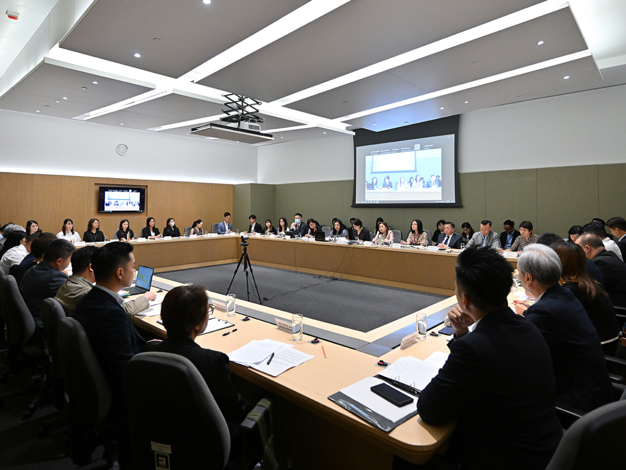 文化體育及旅遊局召開會議，統籌內地國慶黃金周期間接待訪港旅客的預備工作。（政府新聞處）