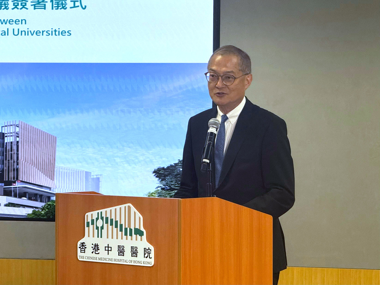 盧寵茂指中醫醫院未來將會成為三所大學的教學醫院，有助促進本地中醫藥教育培訓及科研創新。（盧紫菁攝）