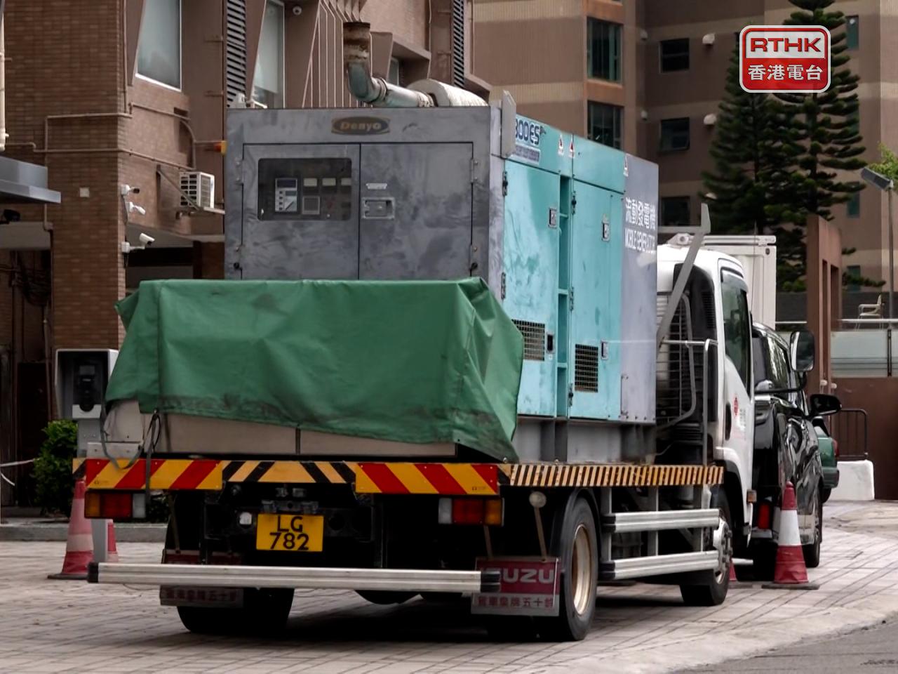 港燈已派工程人員到場搶修，並派出流動發電車到場支援。（孔令輝攝）