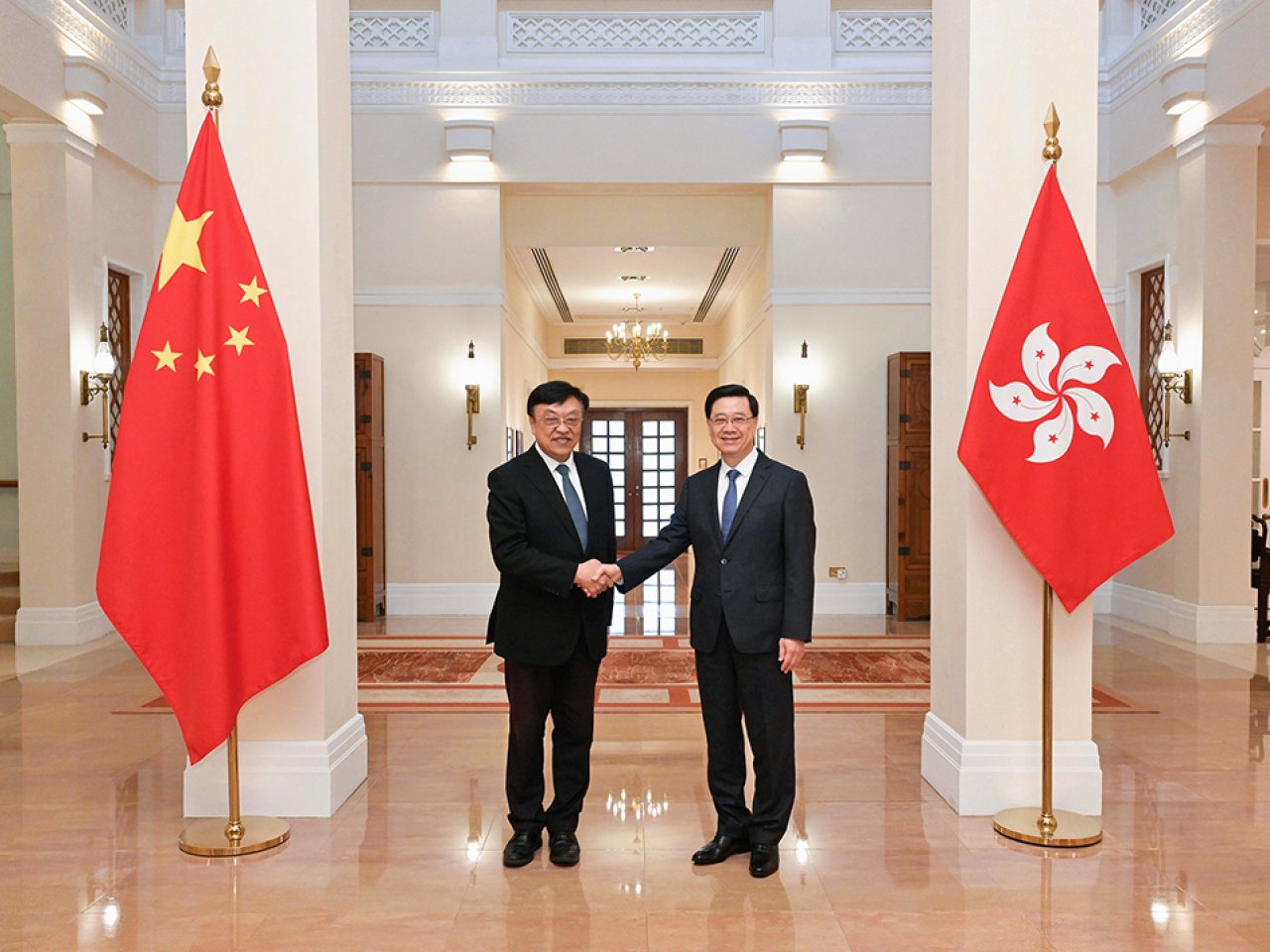 李家超（右）與海南省委書記馮飛（左）會面。 （政府新聞處）