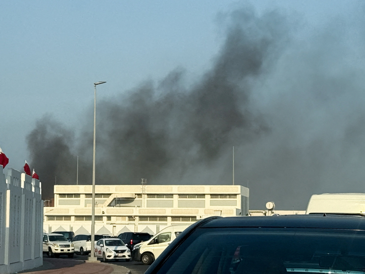 多哈傳出爆炸聲，有建築物冒起黑煙。（路透社）
