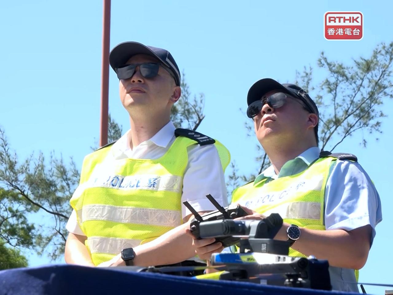 今早在石澳道所見，由兩名警員以遙控器操作無人機。（梁禎祥攝）