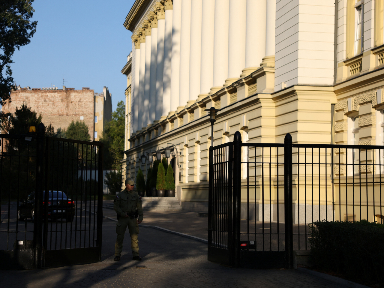 Security is tightened outside the Chancellery of the Prime Minister before an extraordinary government meeting, following violations of Polish airspace. Photo: Reuters
