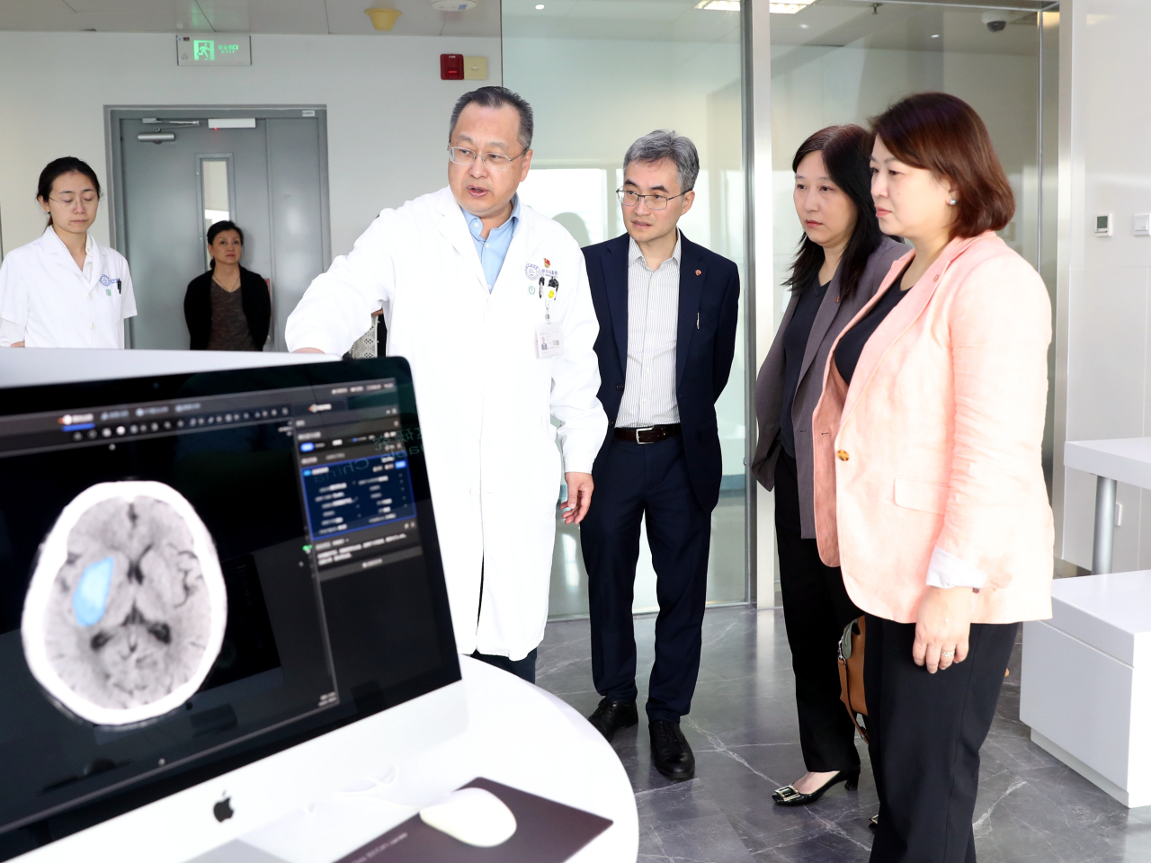 代表團到首都醫科大學附屬北京天壇醫院參觀，交流醫院創新管理經驗。（政府新聞處）