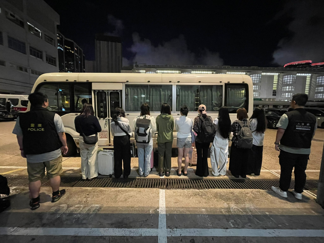 執法部門以涉嫌逾期居留及違反逗留條件拘捕22人。(警方圖片)