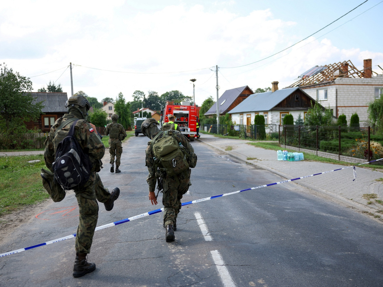 Soldiers walk next to a house damaged by a fragment of a suspected Russian drone shot down after intrusions into Polish airspace, in Wyryki municipality. Photo: Reuters